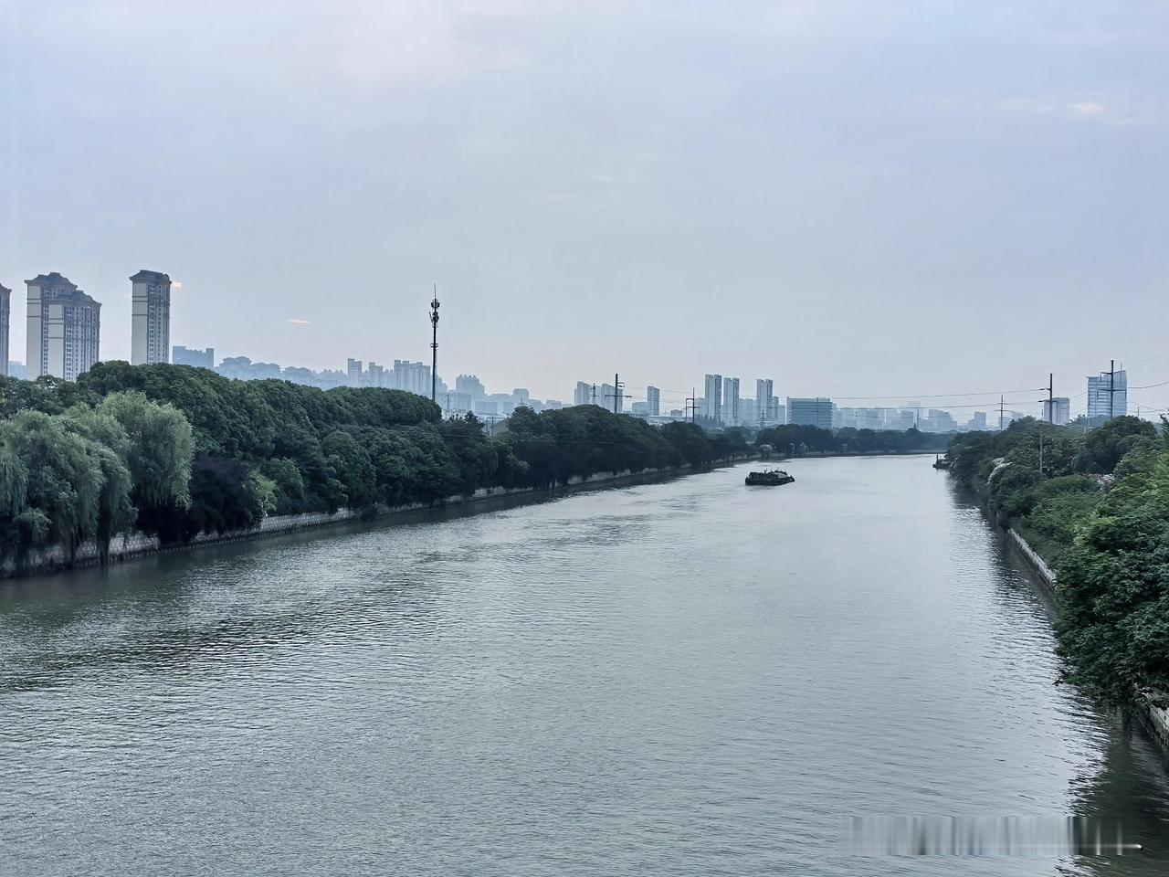 静静的运河。
夏日清晨，晨光熹微，
站在龙城大桥上，
看京杭大运河，
河水静静的