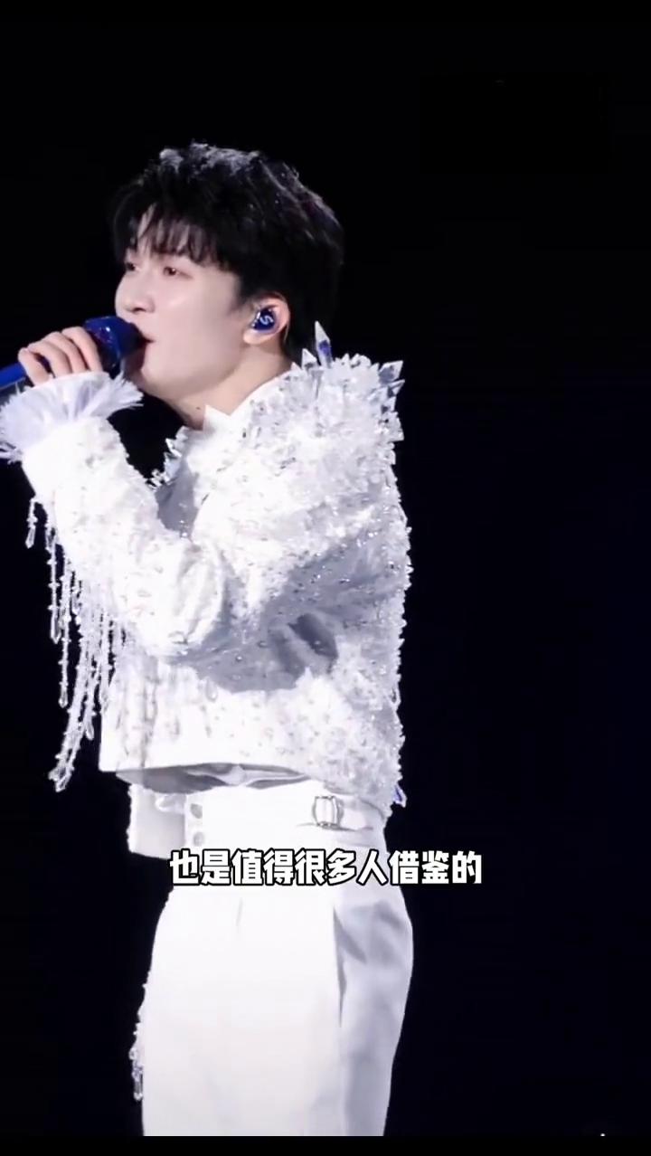 显高穿搭技巧。
周深的歌唱得好，周深成名以后的全身造型以及穿搭也是值得很多人借鉴