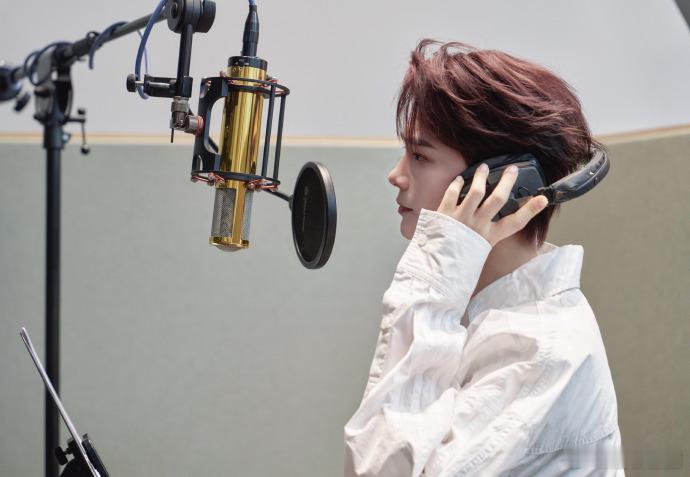 丁禹兮白衬衫录音照   丁禹兮录音四宫格  丁禹兮穿着白衬衫专注录音的画面，真的