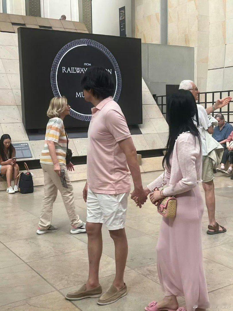 秦昊肚子没认出秦昊 ​​​ 秦昊伊能静是情侣装吧 ​​​