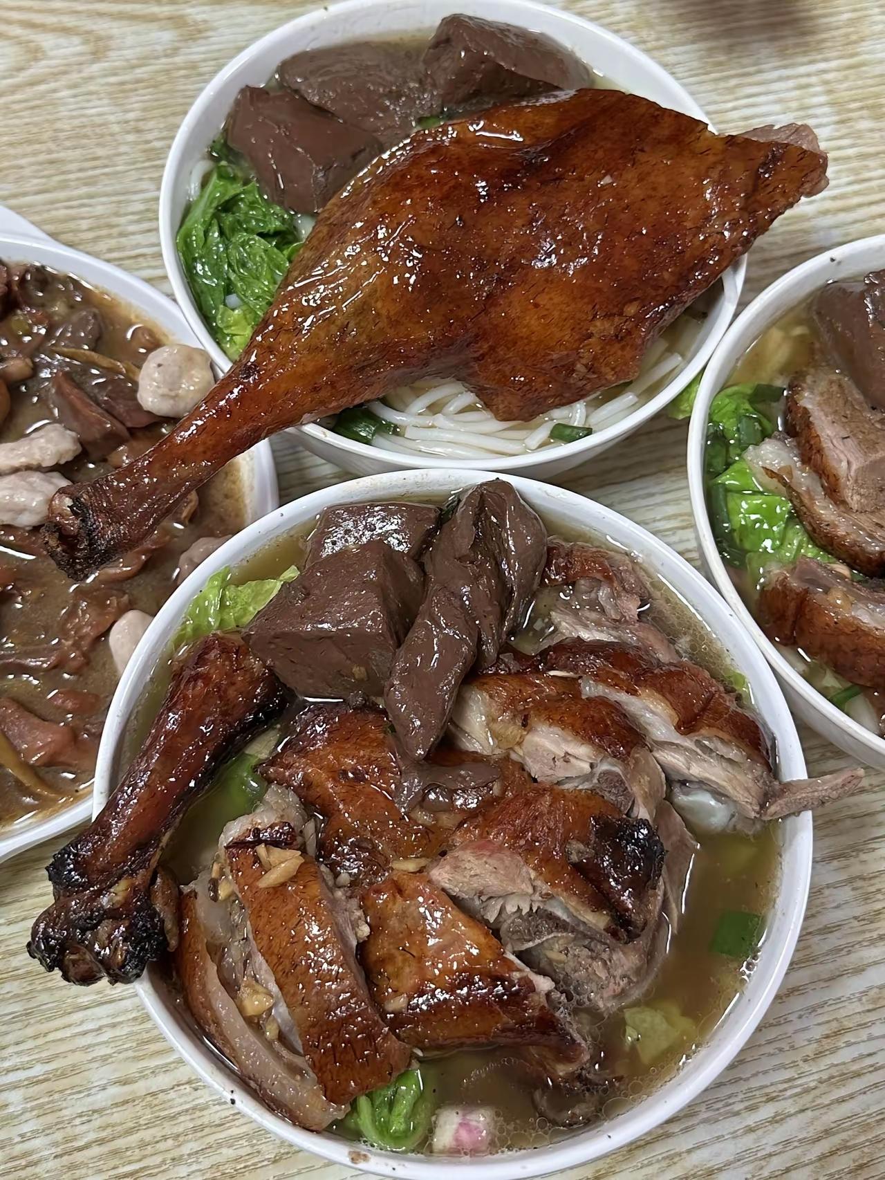 广东烧鹅，那真是让人欲罢不能的美食。广州有一家开了42年的烧腊店，他家烧鹅色泽金