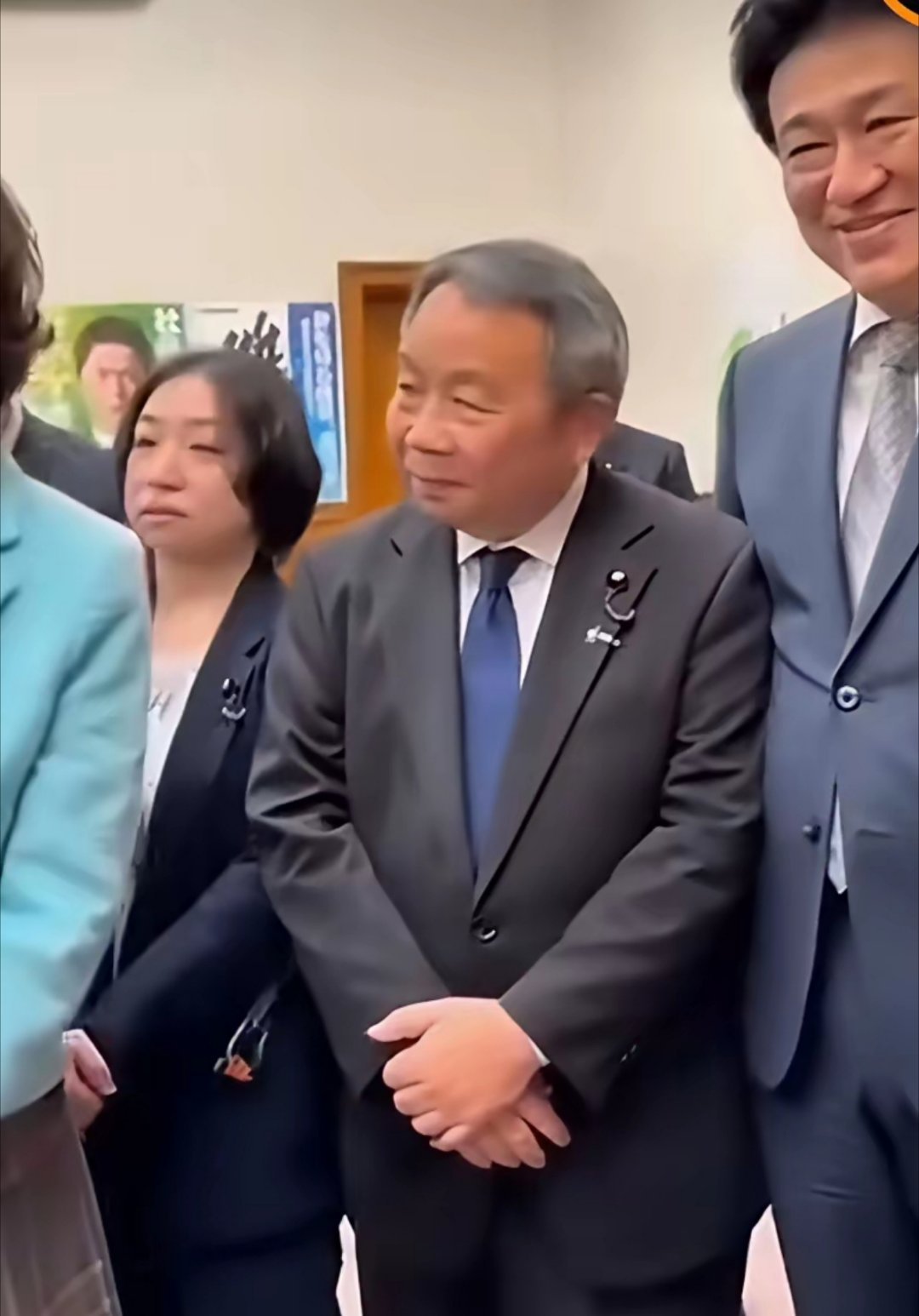 石平在那里，高世草苗连看都没看他一眼 