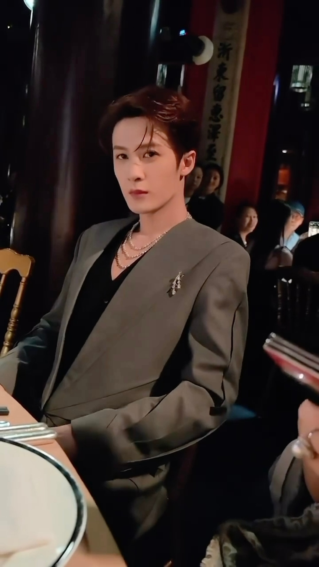 檀健次戴比尔斯晚宴路透来了！檀健次听到左脸好帅的反应真的太可爱了呀！[yeah]