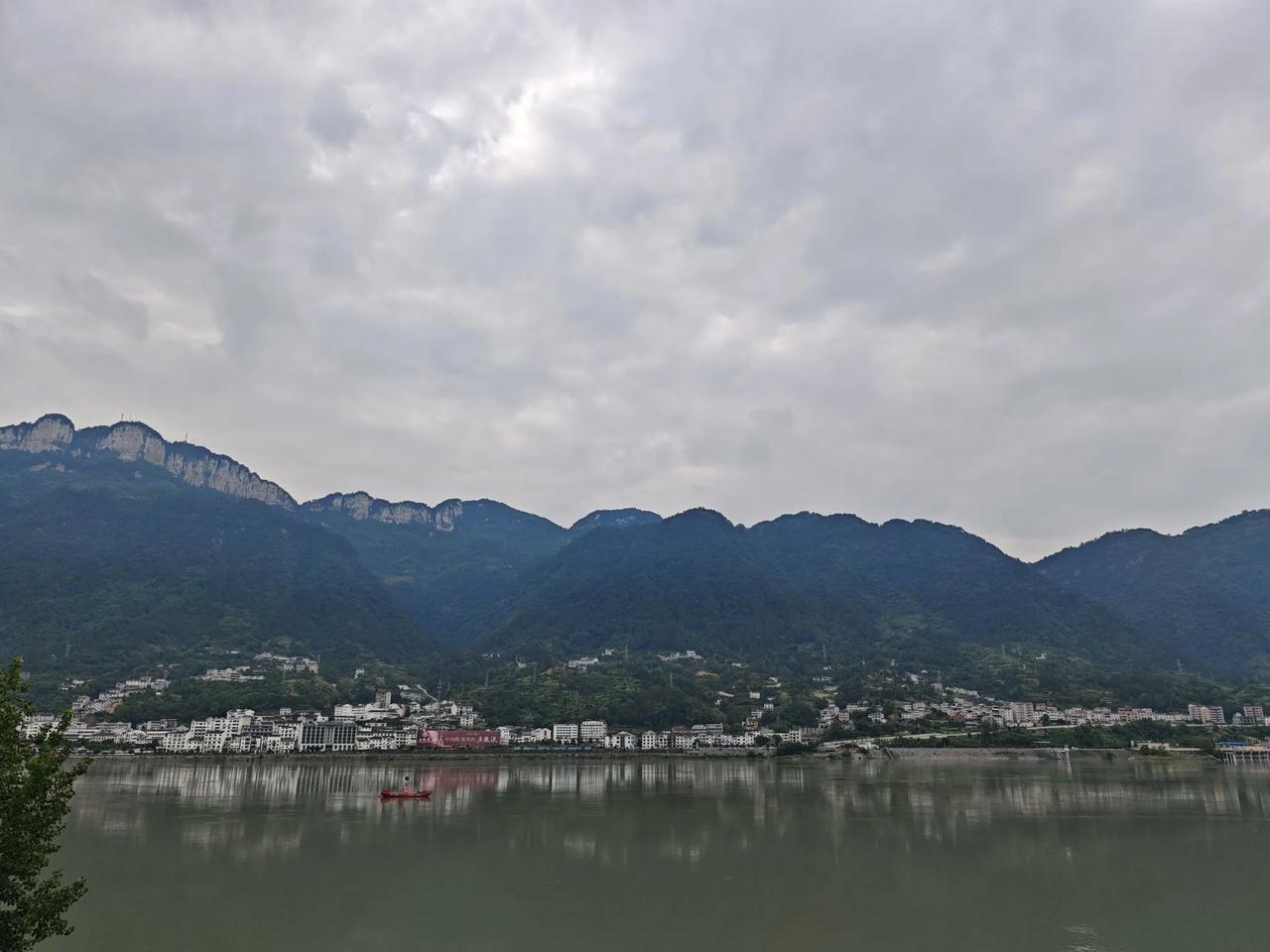 东北县城物价很低，两位老人基本上是花一个人的存一个人的，理论上。他俩一年存个4万