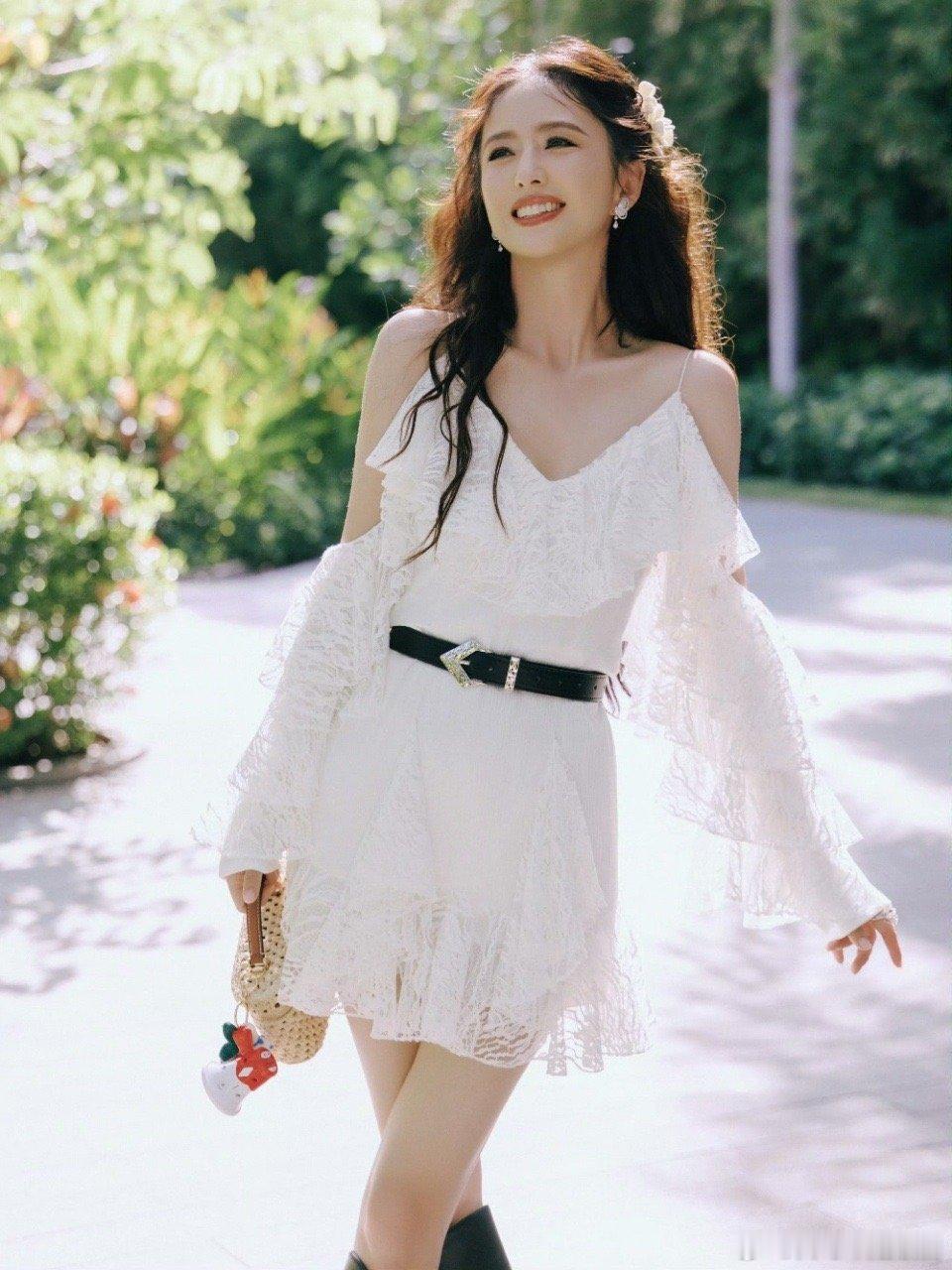 佟丽娅演我度假松弛感 身穿绿色椰林长裙亮相VOGUE潮汐沙滩，头戴草帽手拿香槟松