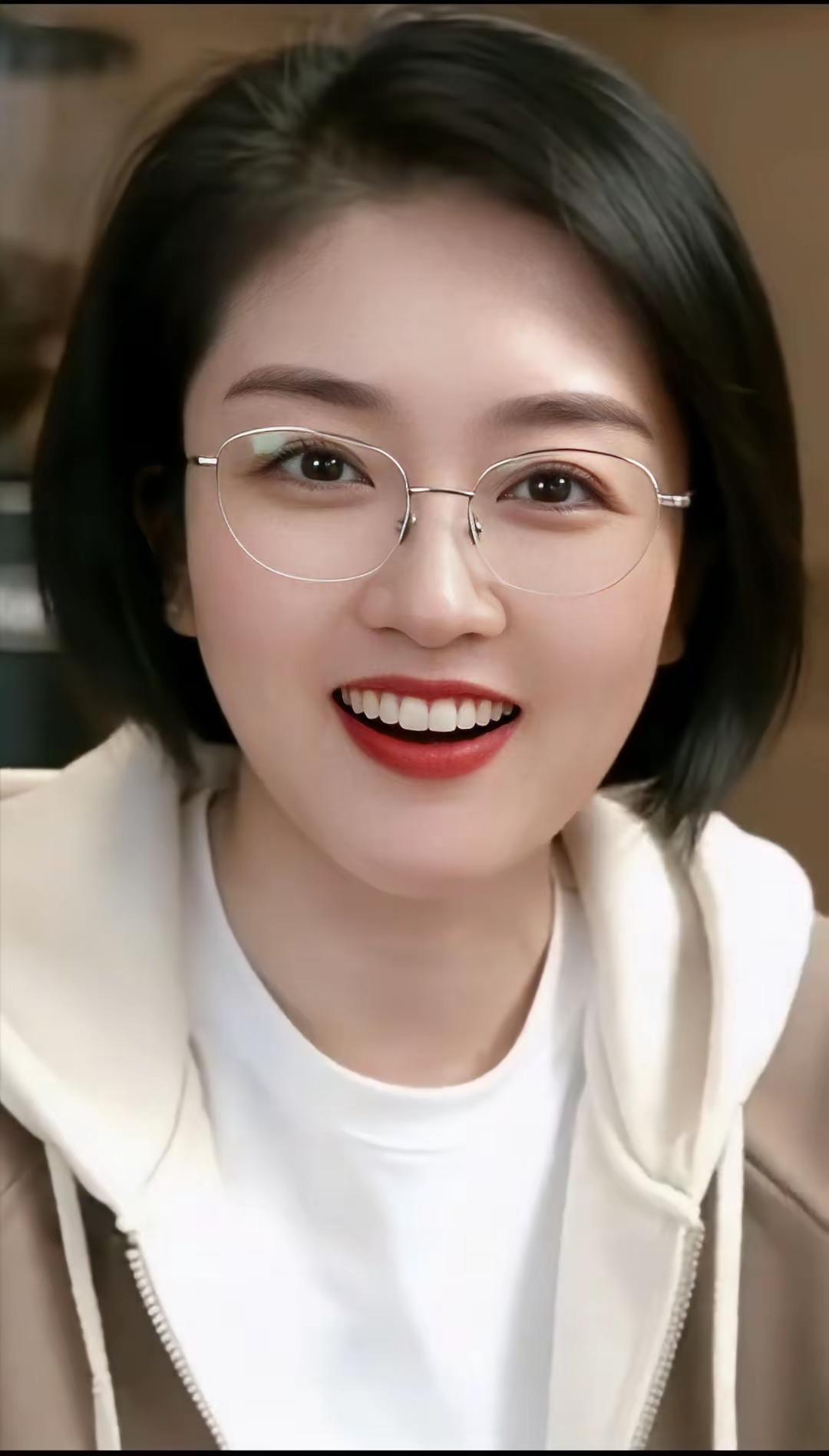 眼镜一戴，笑容满分！短发红唇超有气质，这治愈系笑容，谁看了不心动？