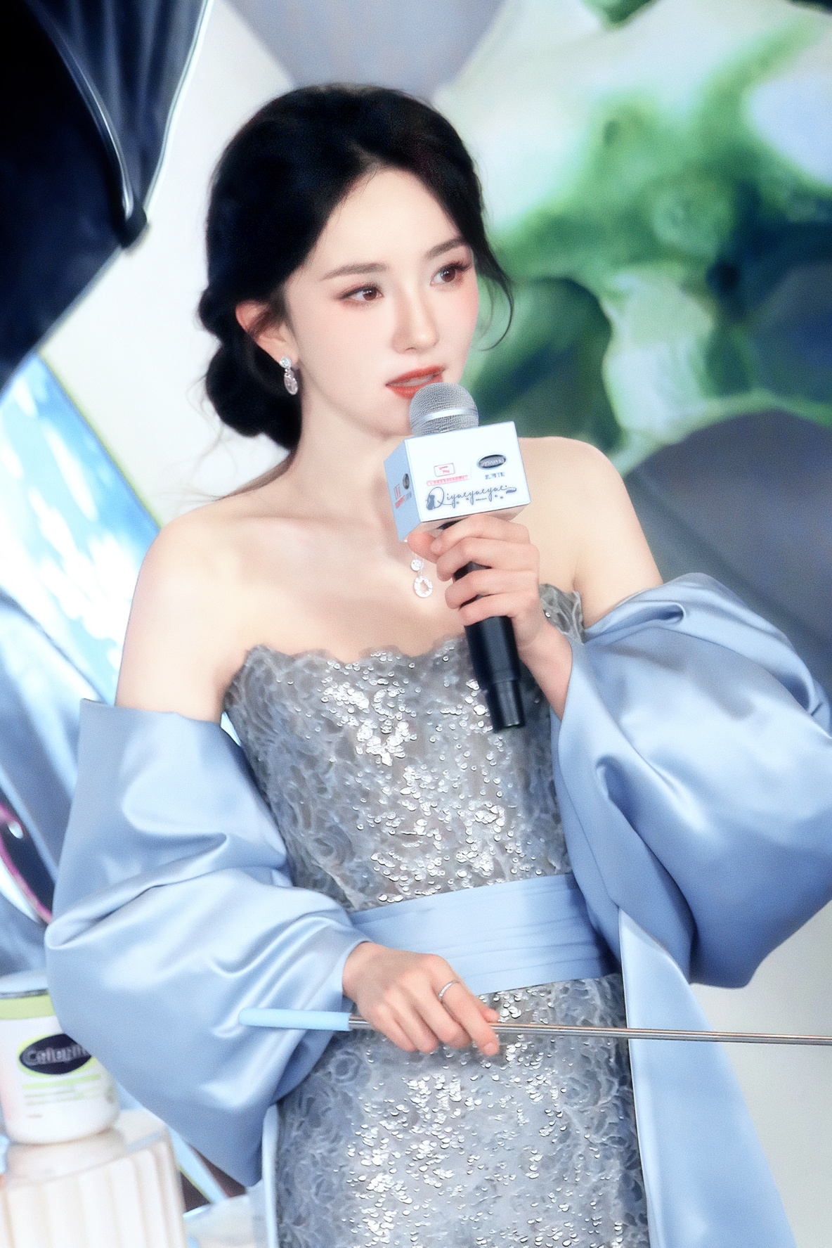 251204 上海 丝塔芙冬天不只有雪还会清清凉沁人的雪碧❄️杨幂蓝色镂空裙