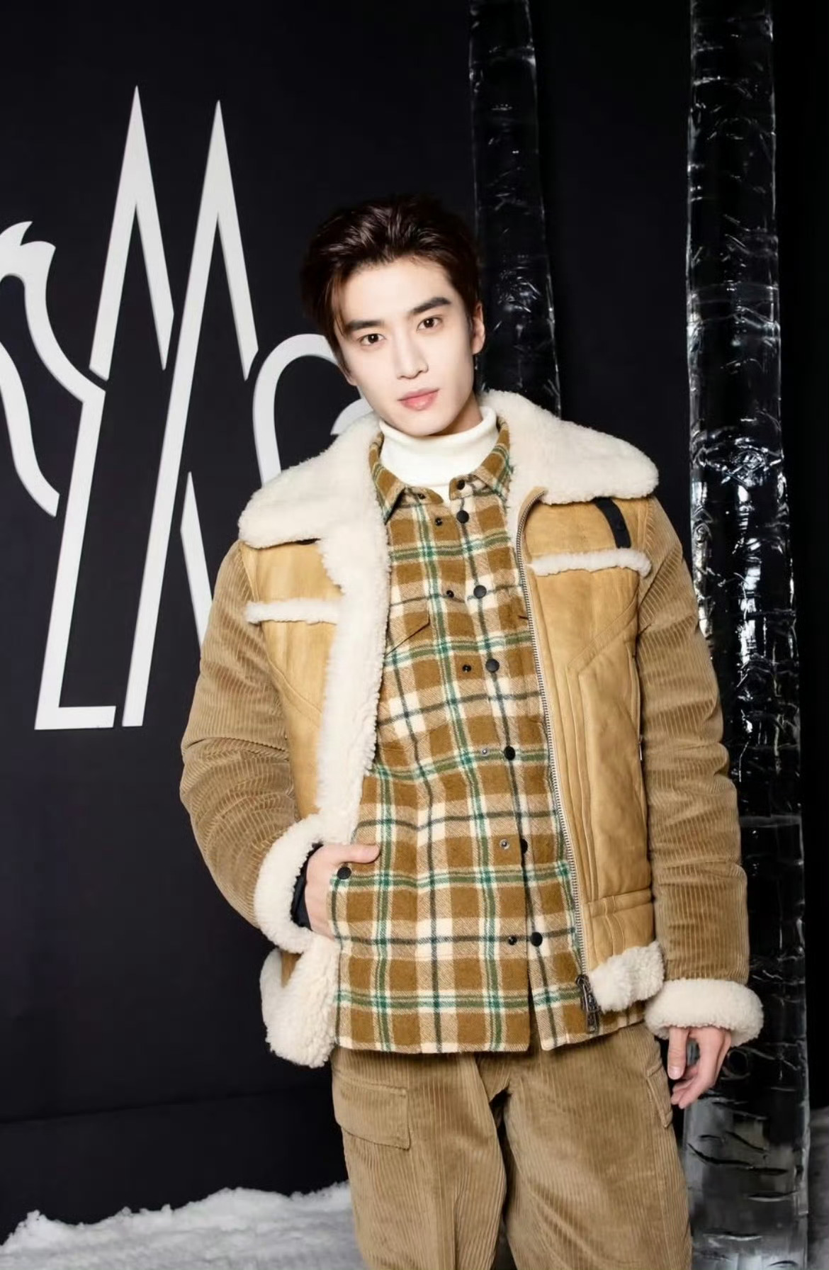 出席Moncler Grenoble 2026秋冬美国雪峰大秀的Jennie、窦