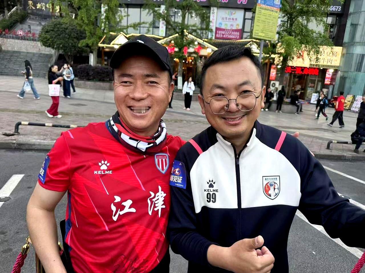 重庆江津元帅广场燃炸了！500多球迷和老乡们，一起嗨翻足球音乐盛典。
 

这可