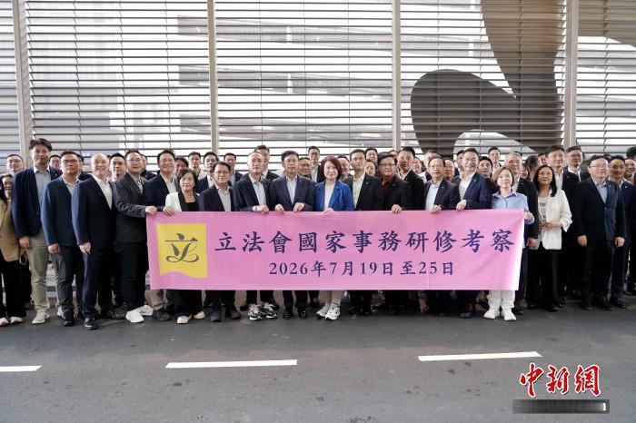 香港越来越会干了！

7月19日早上，香港国际机场，立法会主席李慧琼带着89名议