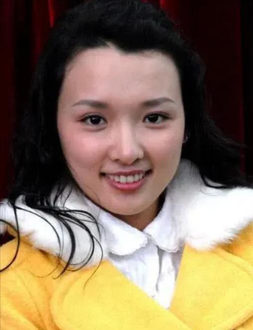 有一次，赵本山出席一场商演，看到旁边的礼仪小姐很漂亮，就搭讪说：“妹子，你长得这