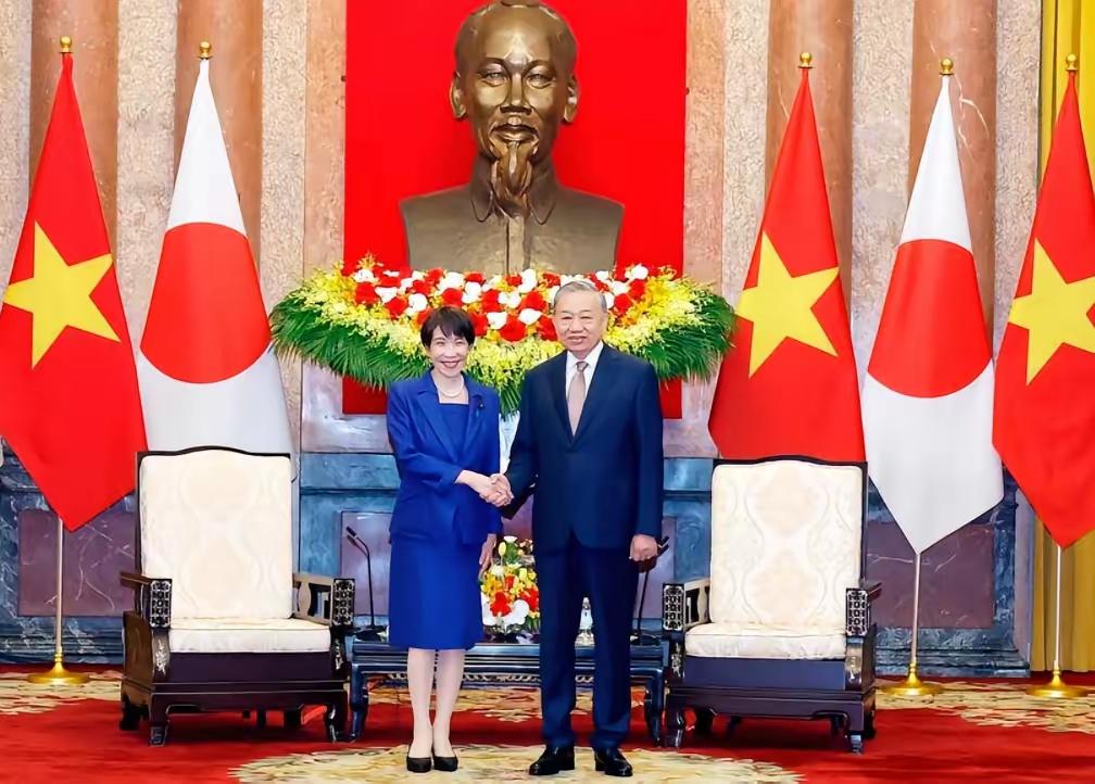 本周末，日本首相高市早苗在越南访问期间火力全开，誓言要采取更多措施确保“自由开放