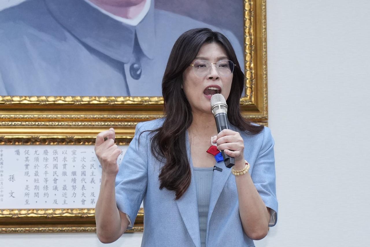 【衣冠城专栏】从野百合到国民党主席

衣冠城/梅花新闻网主笔

郑丽文在加入国民