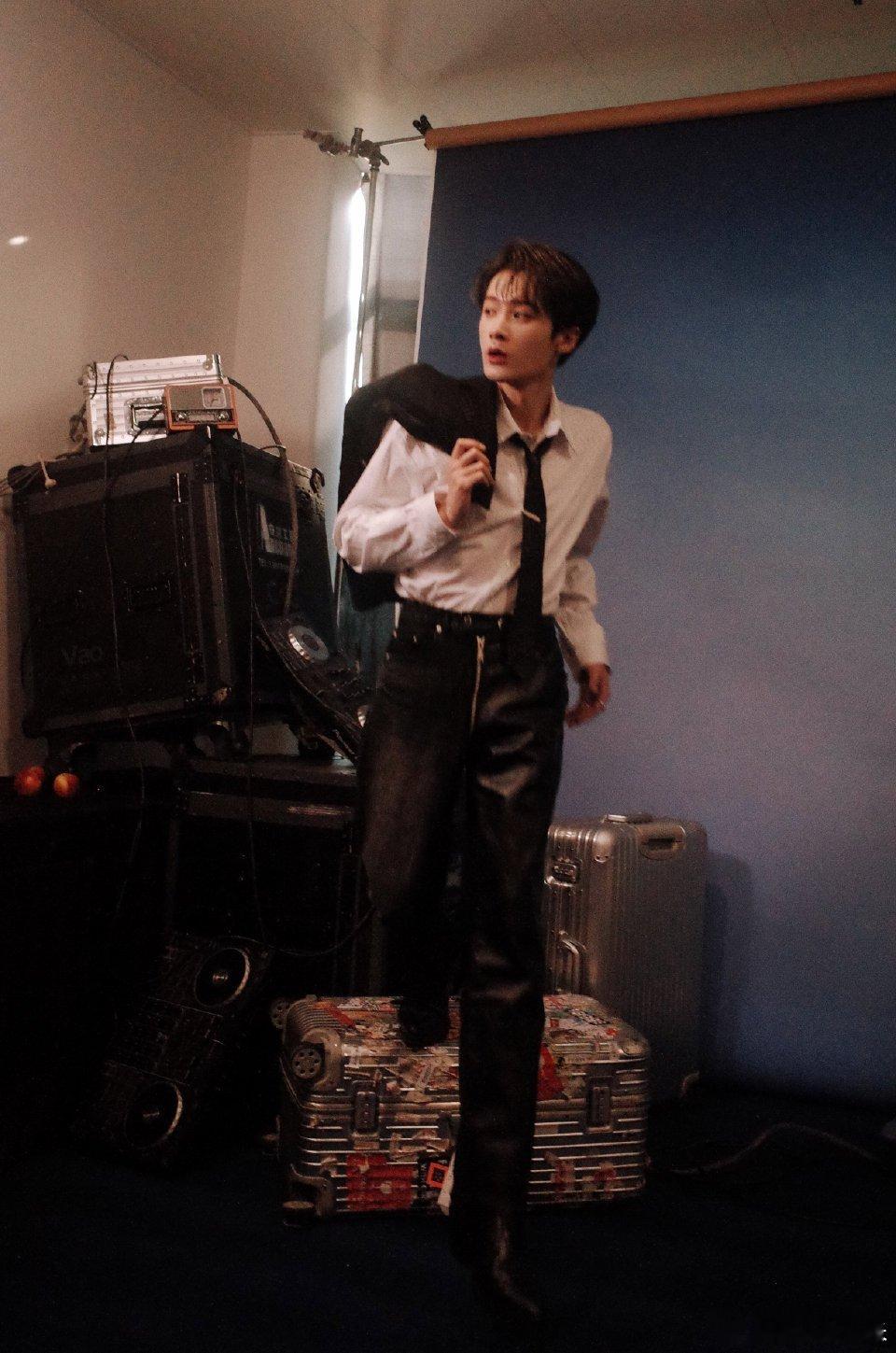 檀健次超会销量檀健次销量杂志领域断层领跑！檀健次解锁ELLE80周年开年男艺人首