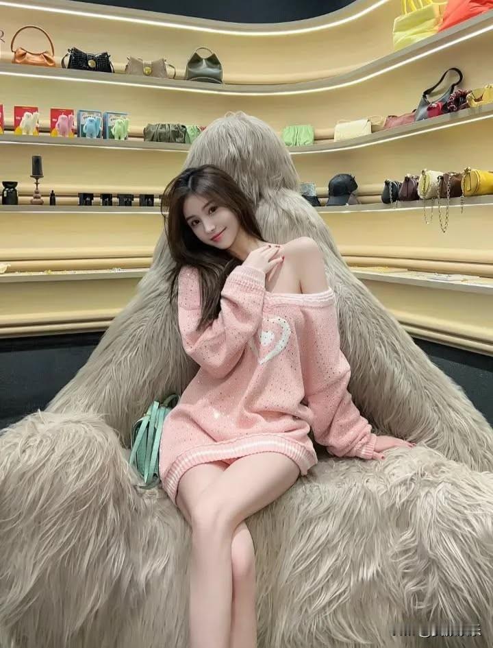 漂亮迷人高颜值，在毛绒绒的巨型熊上，穿粉色毛衣的甜美女孩🧸💖