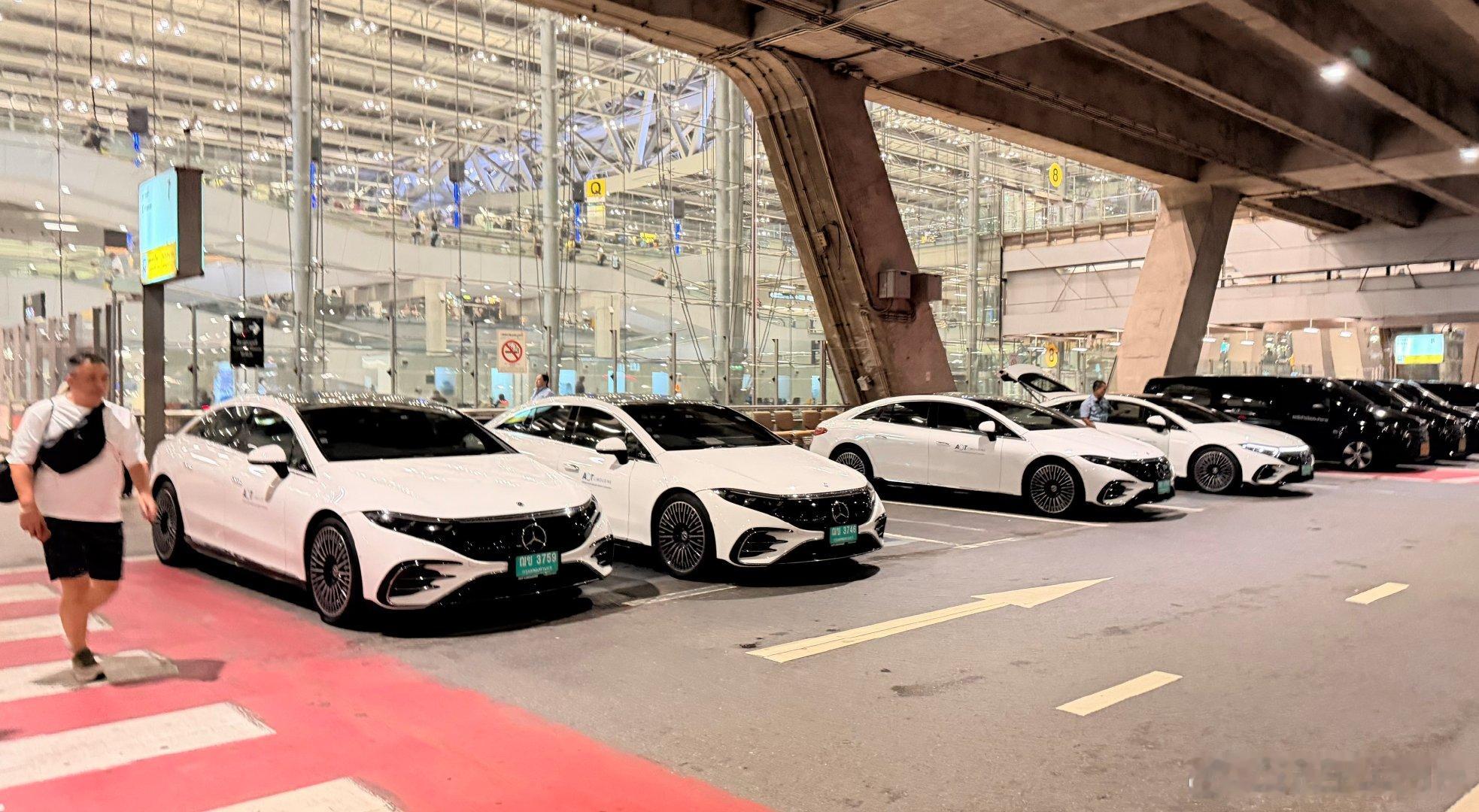 车没压线人出不来因为正经泊车是真没办法下车，所以我都是选择靠着柱子，斜着停进去，
