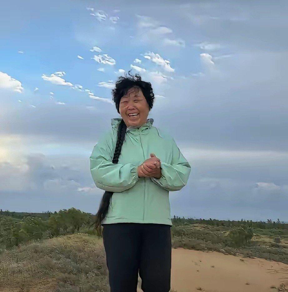 殷玉珍年入百万，每一分钱都是从沙窝子里刨出来的。别听那些酸话，说她靠国家补贴发财