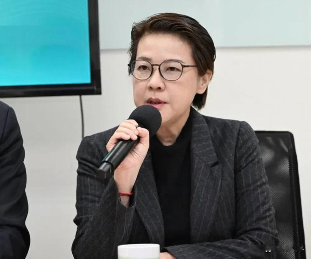 绿白狗咬狗开撕了……
台湾民众党和民进党围绕谁主动先打电话一事，互相攻击，斗得一