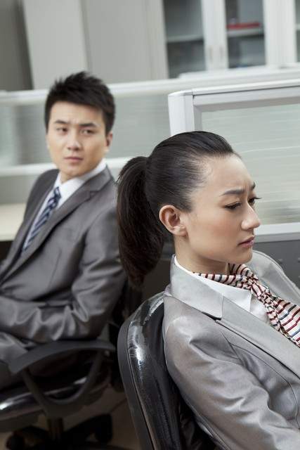 离婚11年不解释不卖惨，葛天直播笑怼5.5亿谣言，一开口全网服了