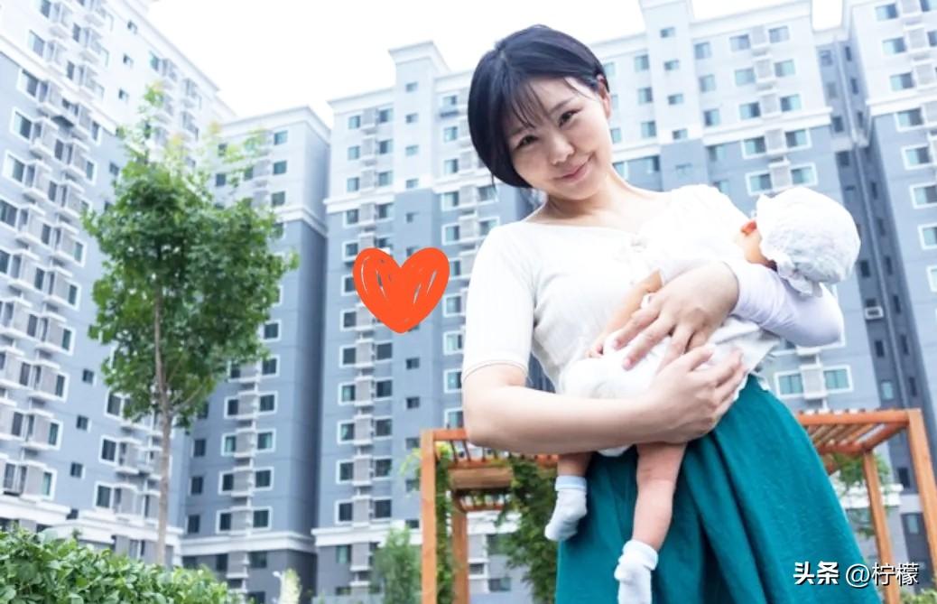 丈夫喝了妻子的奶水，身体逐渐好了起来。

今天姨姨来到我家，看到我抱着小外孙女，