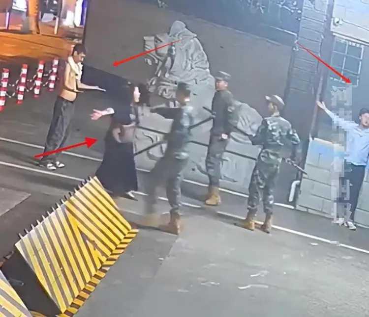广安的这个女子，有事她真敢上啊。就算在军营门口，她也无所畏惧。
她知道面对的是子