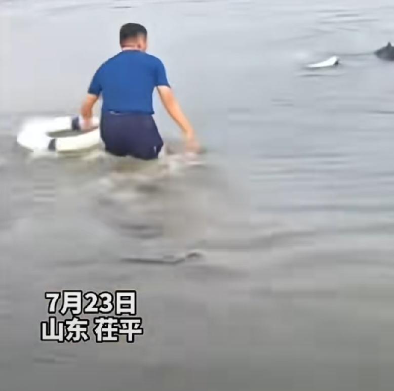 聊城茌平大哥两次跳水救人，点120个赞

近日，聊城茌平区一女孩落水被困深水区，