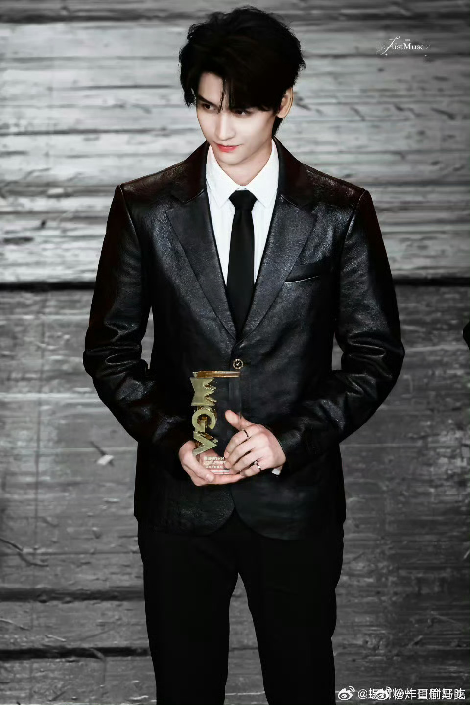 黄俊捷台上是daddy台下是honey 谁被黄俊捷反差拿捏了？微博视界大会台上是