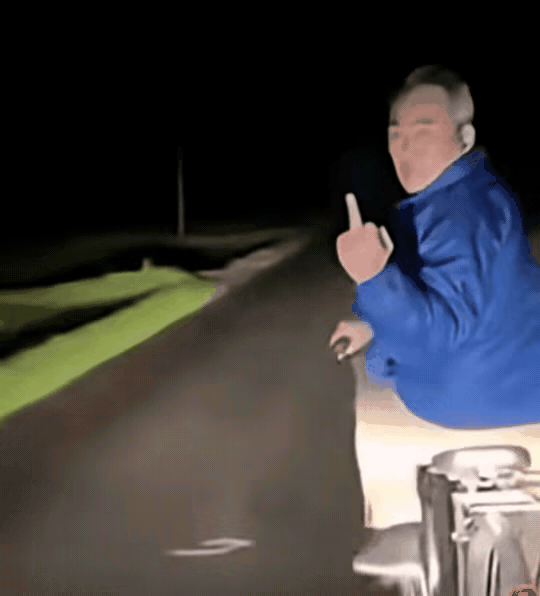 对这种人，只有两个字送给他“××”，东北人送的是活该，南方人应该送哪两个字？