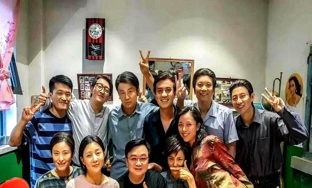 《人世间》饭局照火了，雷佳音殷桃靠边站，角落里素颜的短发女人才是狠角。
网友把照