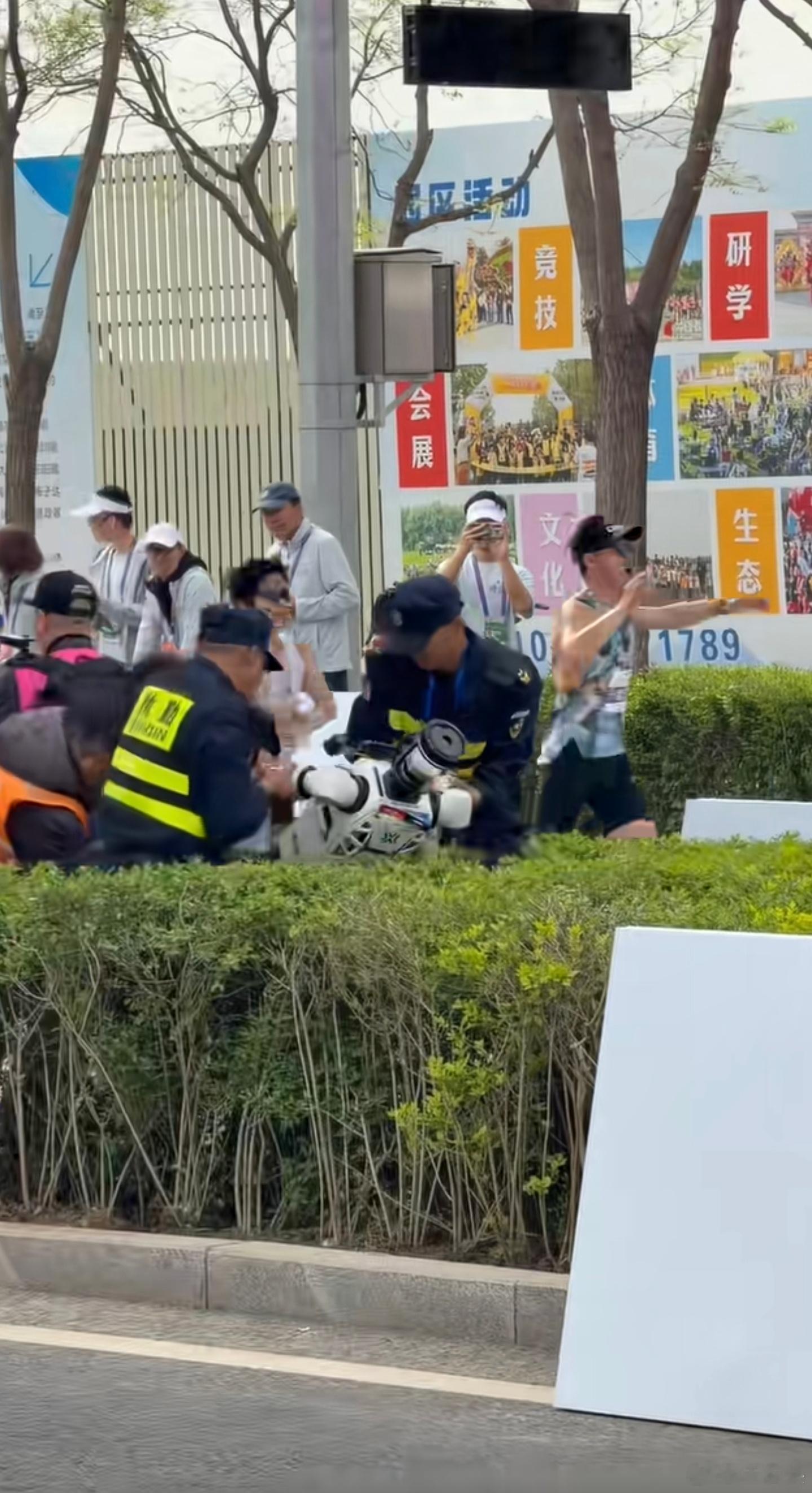 请问，图中担架起到了什么作用？