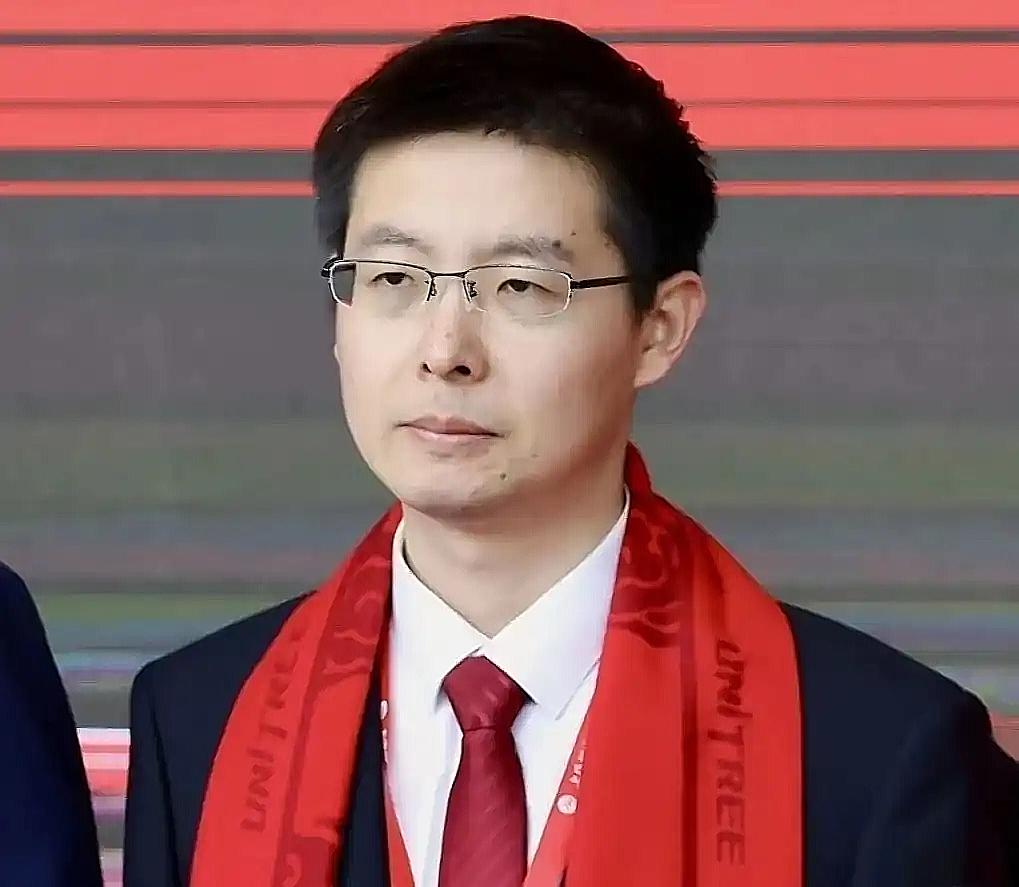 王兴兴脸上的表情……
已经不是没有笑容了，仔细看会发现，整张脸上都是凝重！

仔