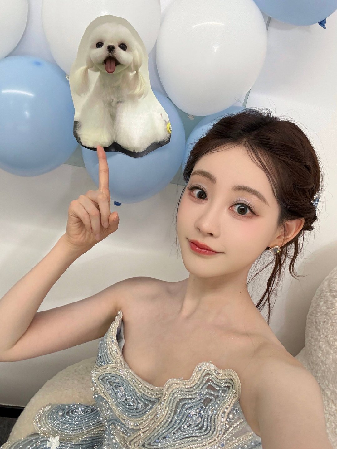 杨迪用歌声化解沉重，但那份困惑真实存在。谁不是一边“不想长大”，一边被生活催促着