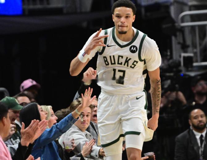 掘金队客场以102-100战胜雄鹿。此役雄鹿队球员罗林斯表现出色，登场35分钟，