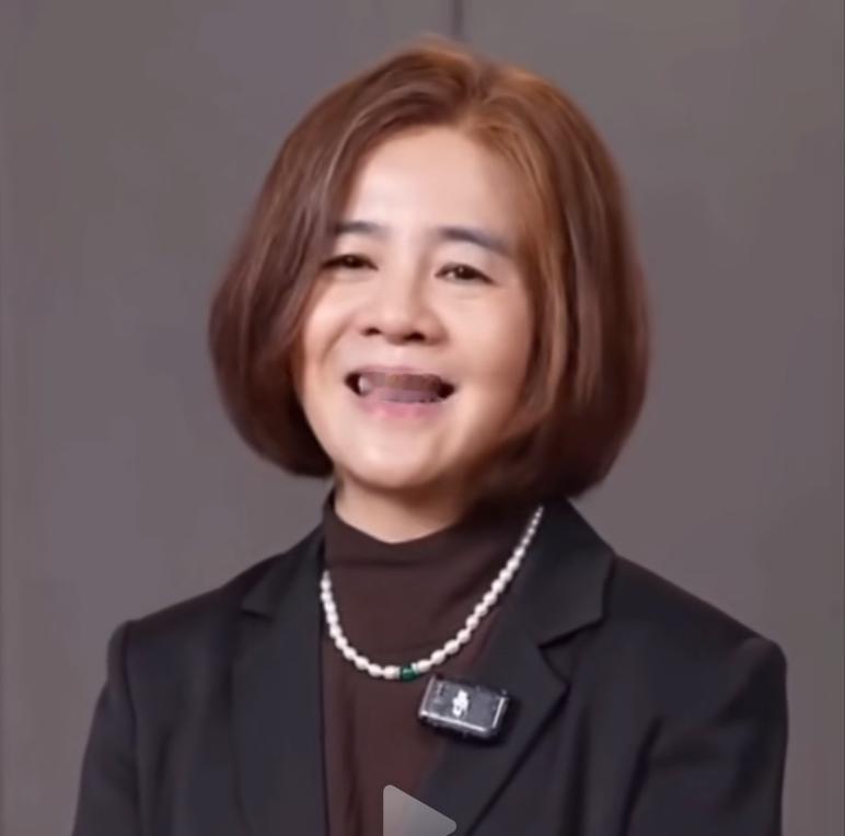 差点没认出来，这竟然是金龟子刘纯燕。镜头前的她一改往日的蘑菇头形象，罕见留起了中