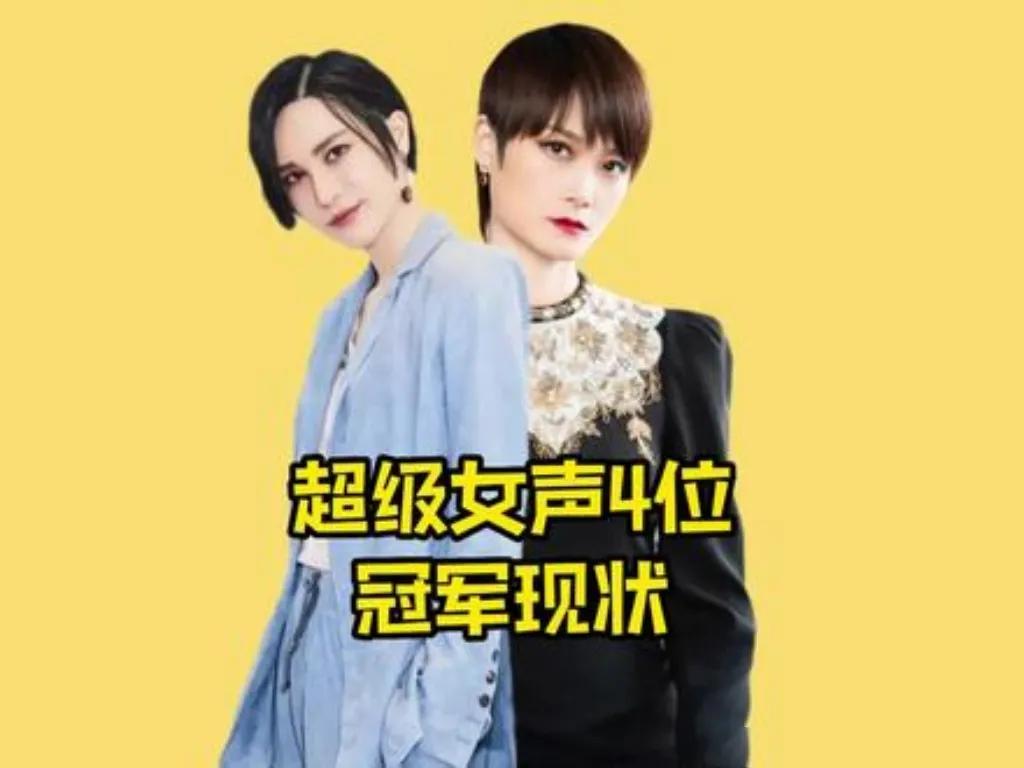 张含韵与尚雯婕合拍视频，尽显姐妹情深。两人休闲装扮，笑容灿烂，互动默契。张含韵称
