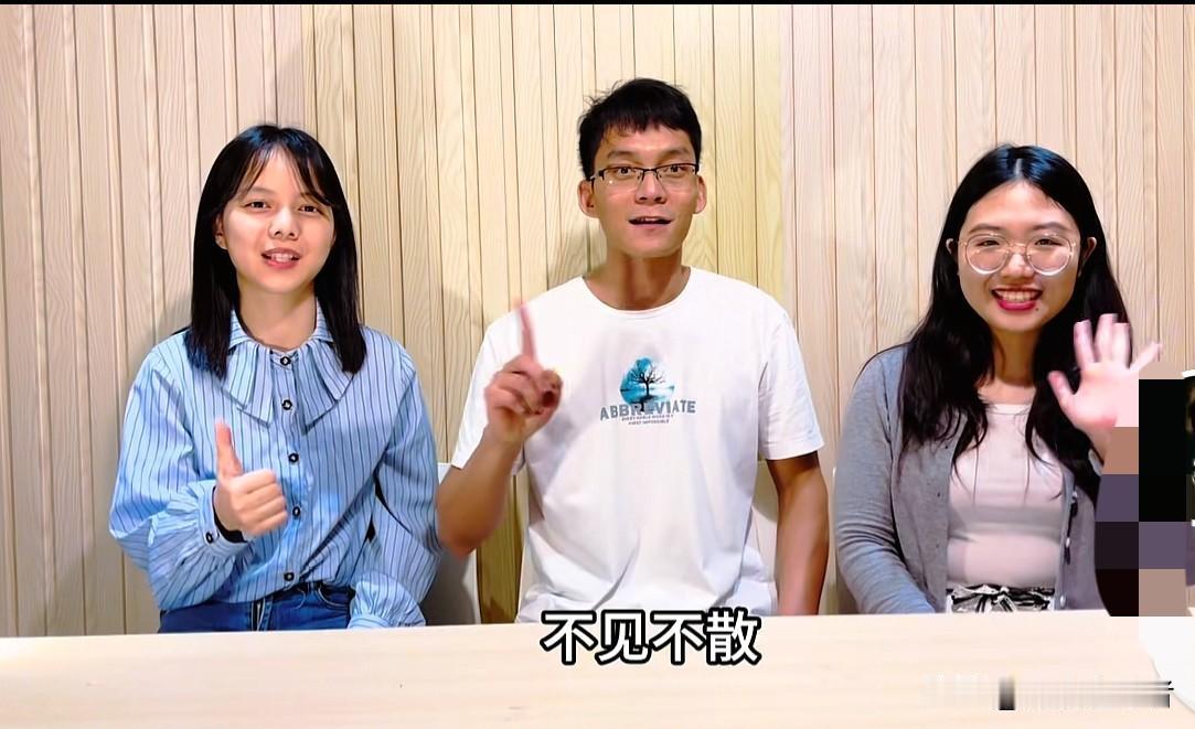 今晚，唐尚珺更新了一则视频。视频里，有两个漂亮女生出镜。唐尚珺说，她们是他团队的