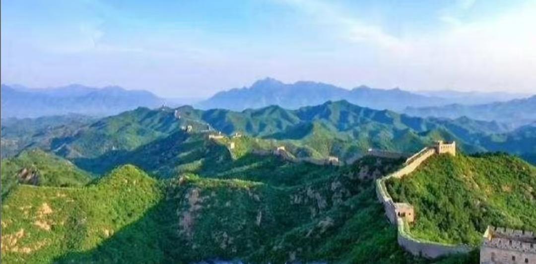 世人皆在战火里颠沛，我们却能在烟火里安坐。
不是世界突然温柔，是有人替我们扛下了