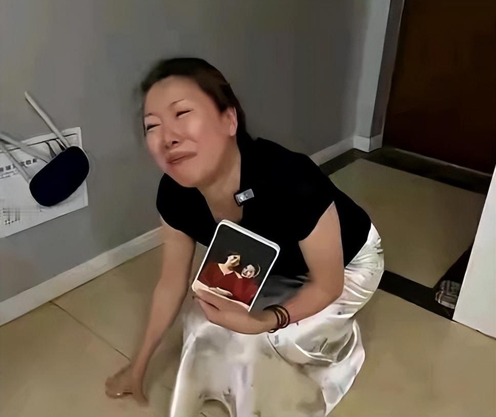 真的大跌眼镜！
凶手目标明确杀人！
这事还有反转？

一个年轻女孩。
在自家门口