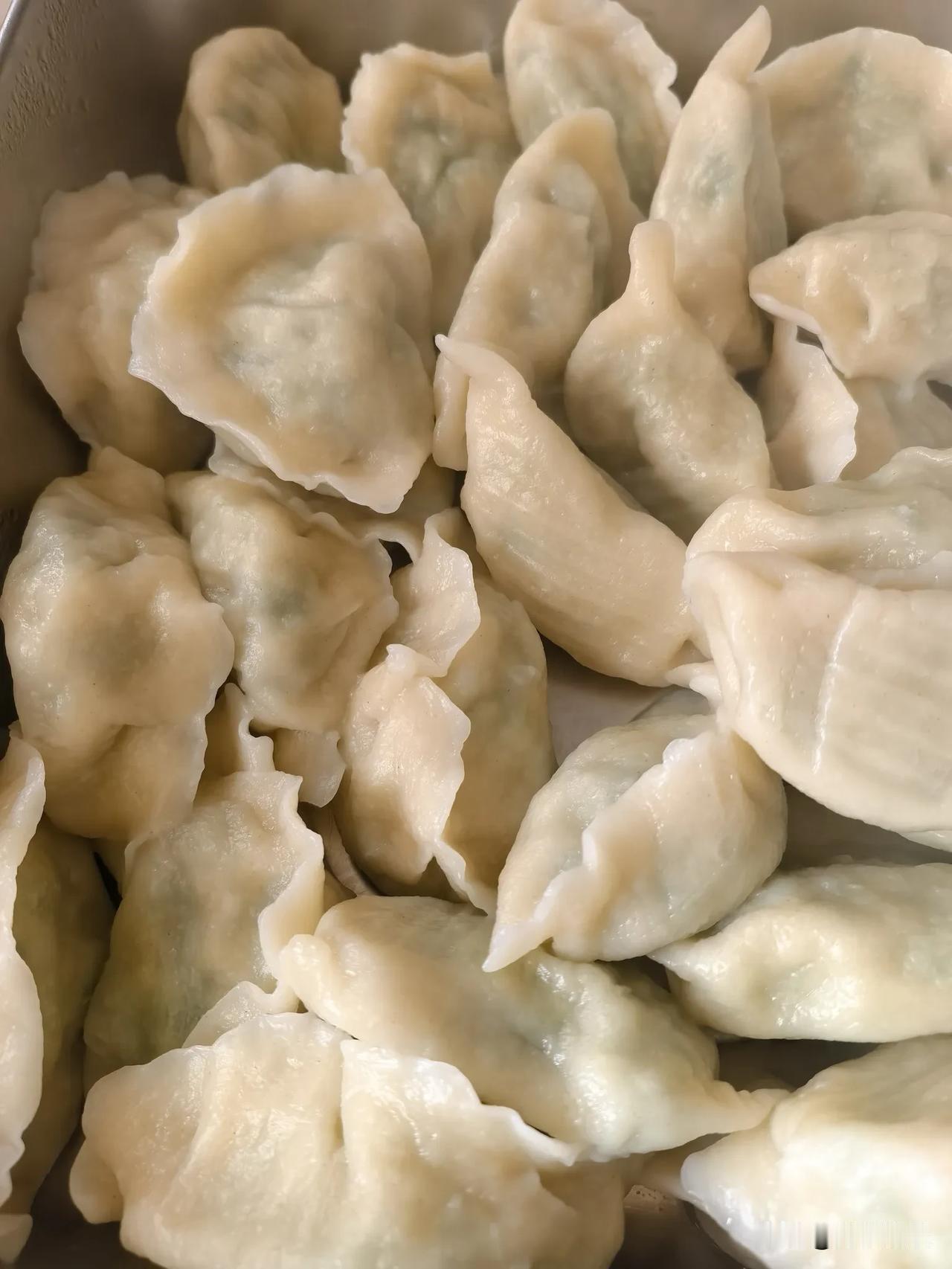 中午吃饺子，
不论是几伏。
想吃就吃。