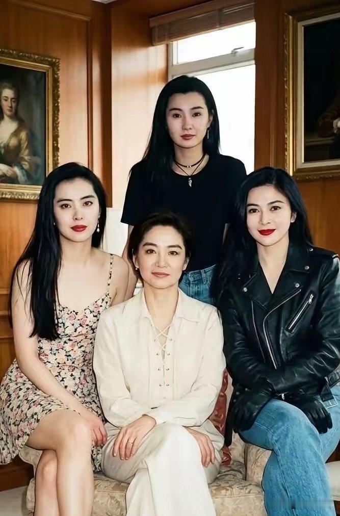 港台四美图来袭！
林青霞飒爽英气，就像武侠世界里仗剑天涯的女侠；
王祖贤妩媚动人
