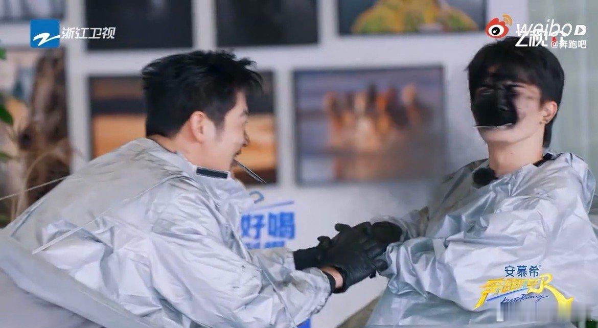 周深秒变暹罗猫本喵奔跑吧  是谁发明的炭粉接力？周深被李晨“误伤”，瞬间变身暹罗