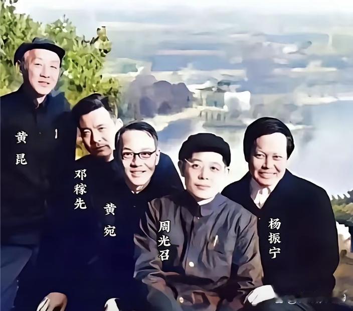 五位科学巨擘相聚颐和园，你都认识他们都是谁么？

1974年杨振宁第五次回国，这