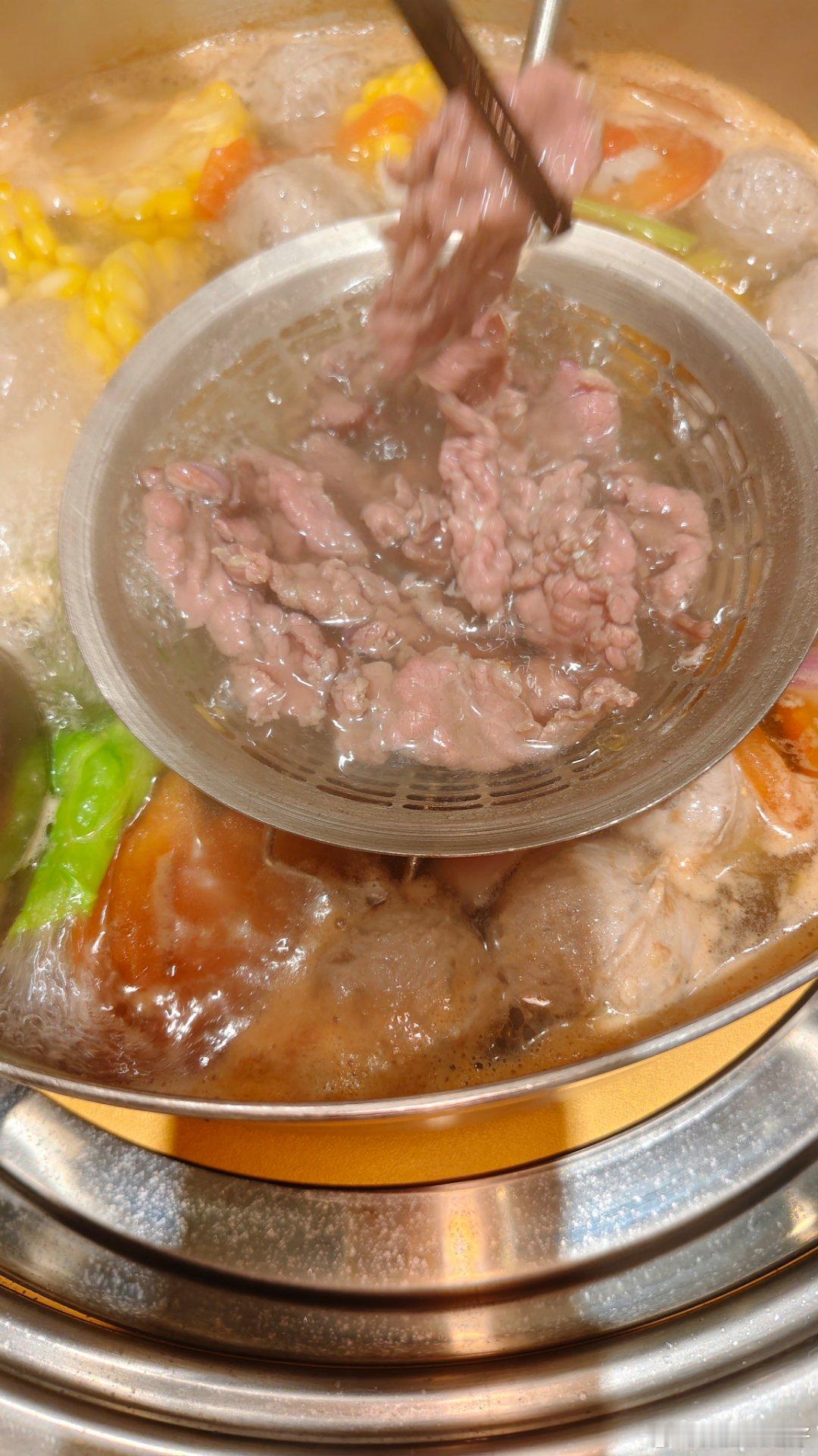 晚上出去吃饭，吃完回来觉得好困，一不小心就睡着了。 