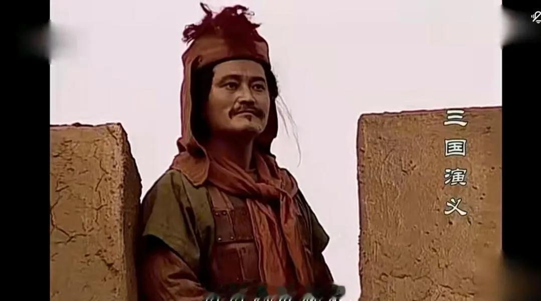 这位守城的小卒，长的像谁我不说大家也知道吧。

看过老板三国演义的人都知道，剧中