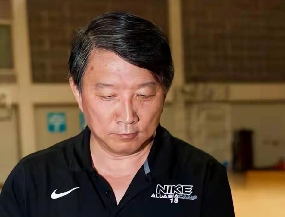 宫鲁鸣负重启程，以情怀重塑中国女篮
 
宫鲁鸣再度执掌中国女篮帅印，一纸签约落笔