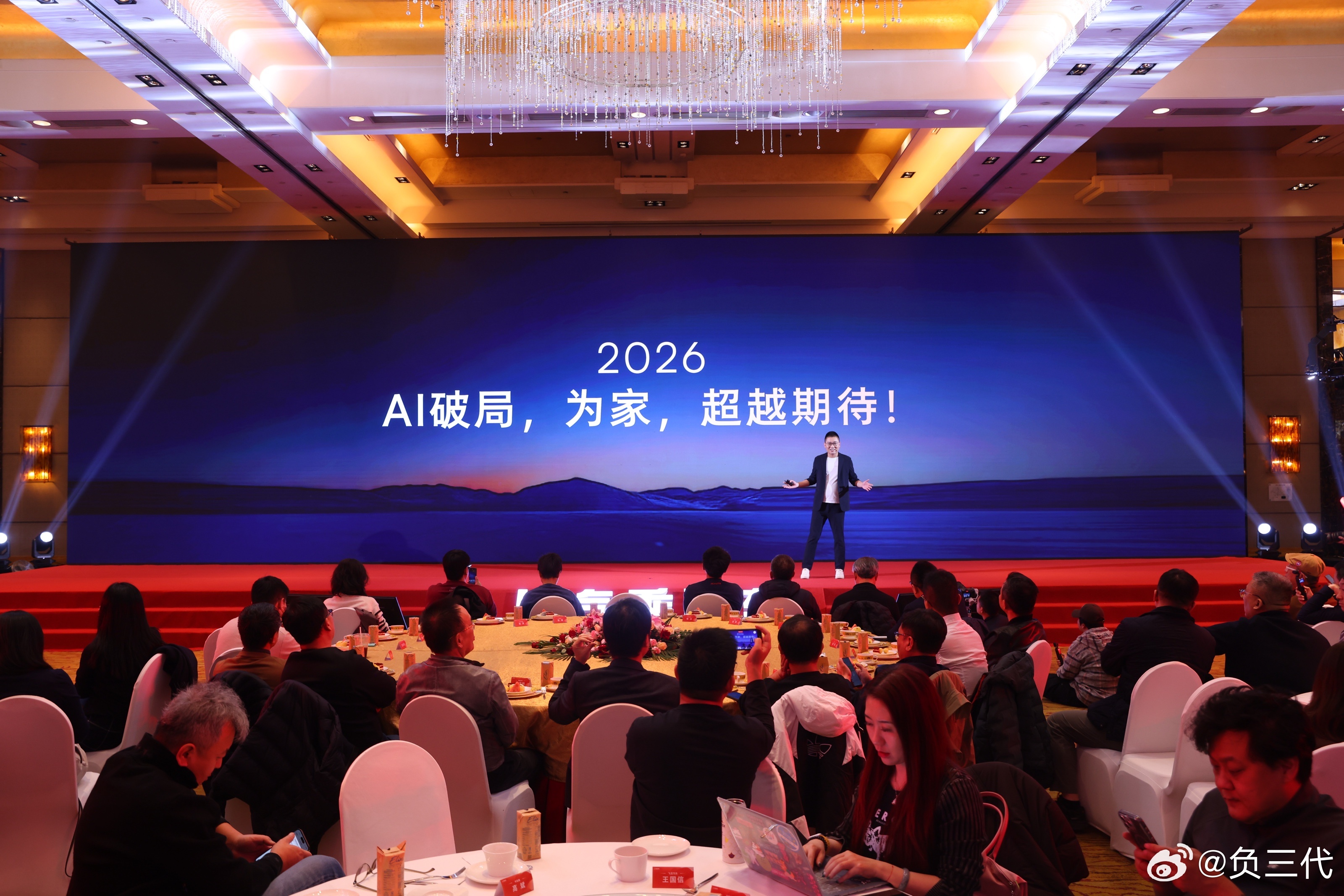 荣威还在发力，20周年直接拿出AI原生高端系列，还拉上AI行业头部玩家一起做，明