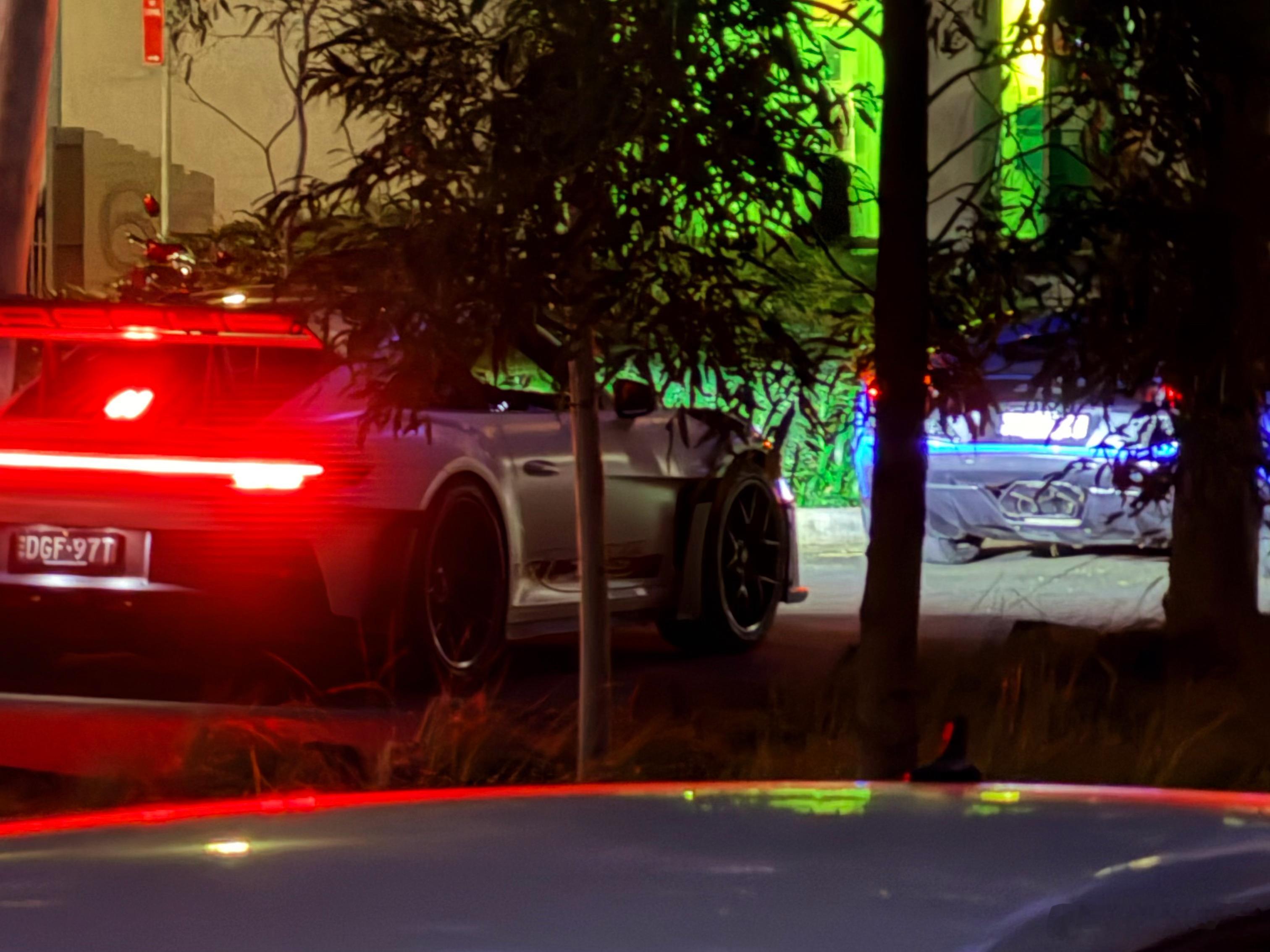 992.1 GT3 RS 和 Aventador 在等红绿灯，真羡慕澳洲人可以落