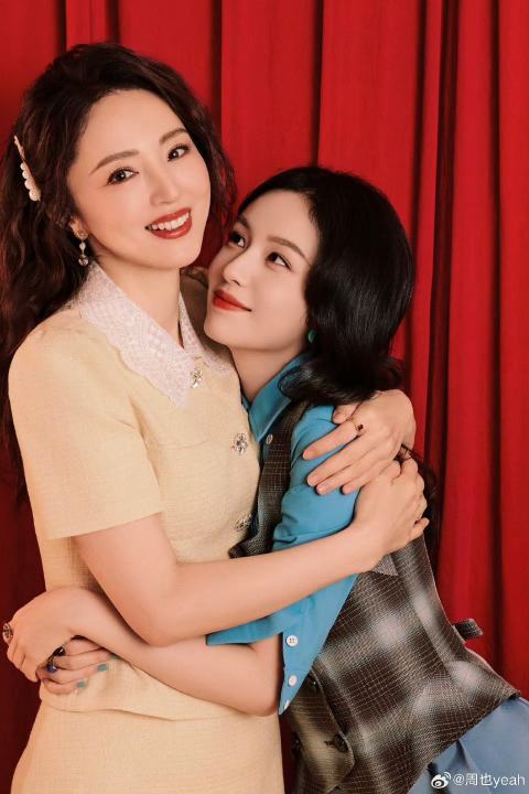 周也董璇母女合照周也我和妈咪天下第一好1983伟大的母女line！ 