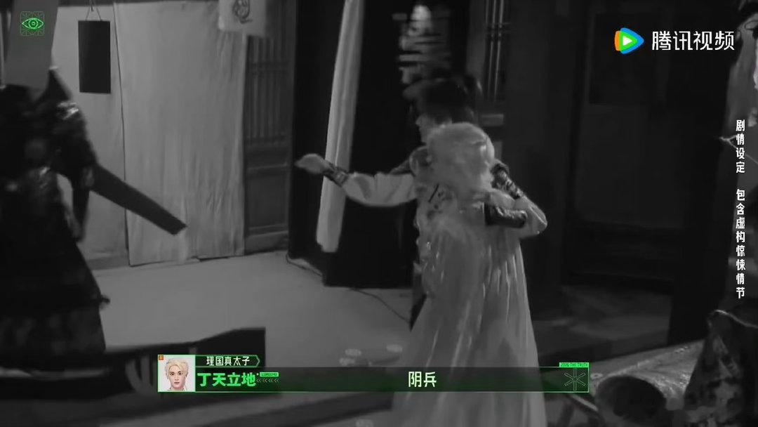 丁程鑫被周柯宇一把搂在怀里周柯宇完全铁坦来的，反应超快的一把把丁程鑫搂到怀里