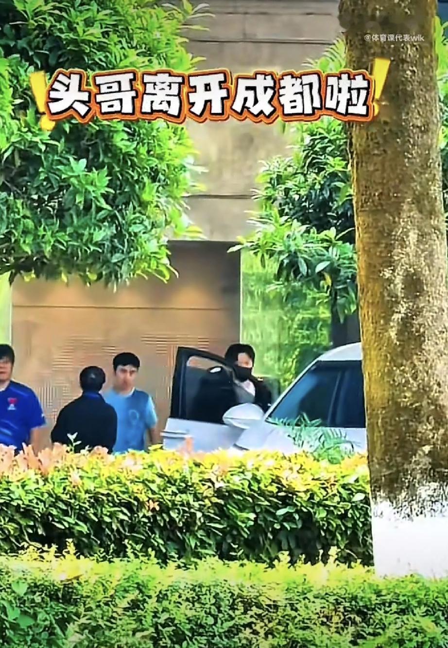 王楚钦离开成都回北京了！
今天国乒在成都的伦敦世乒赛团体赛封闭训练结束，王楚钦和